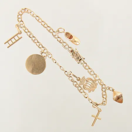 Armband Bismarck med 6st berlocker längd 18cm bredd 3,6-14mm skeva länkbitar en berlock med grravyr 18K Vikt: 8,4 g