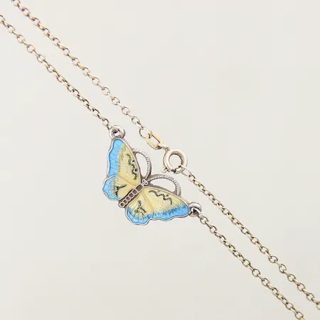 Collier med integrerat hänge motiv av fjäril OPRO längd 39,7cm bredd 0,8-23mm, emaljdetaljer silver 925/1000 Vikt: 2,8 g