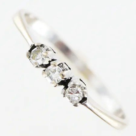 Ring 8/8-slipade diamanter 3xca0,04ct stl:17¼, vitguld, nagg i mittsten, 18K Vikt: 1,5 g
