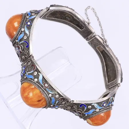 Armband filigranarbete med polykrom emalj och bärnsten Ø60mm högsta bredd 20mm omkring 1900-talets andra kvartal, stenarna med skador svensk importstämpel silver (trol 800-830/1000) Vikt: 38,1 g