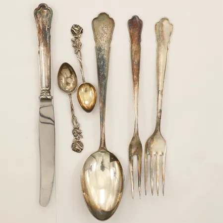 Diverse bestick tre skedar, en kniv, två gafflar modell:Chippendale samt rosen GAB silver 830/1000 Vikt: 188 g