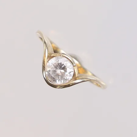 Ring med vit sten stl:18 bredd 2-7mm 4K Vikt: 2,6 g