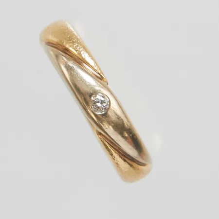 Ring med diamant 1 x ca 0,05ct stl:17¾, bredd 4,5mm, tvåfärgad, gravyr, 14K Vikt: 6,2 g