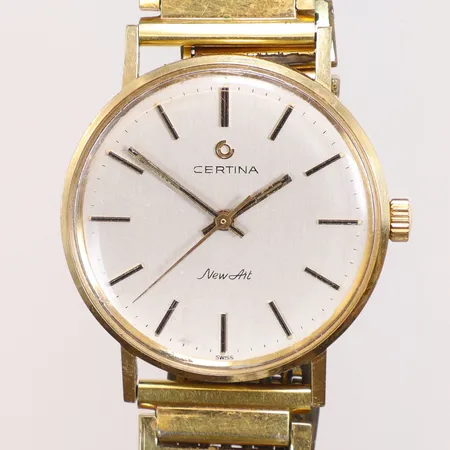 Herrur Certina NewArt 18K Ø33,5mm ref nr. 441.3810.68, "Nit och Redlighet" manuell uppdragning, repigt glas, defekt länk i pläterad gulmetall bruttovikt 67,5g 