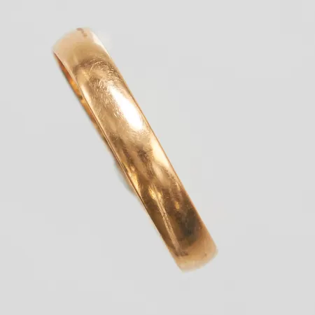Ring slät stl:18¾, bredd 3,5mm, personlig gravyr, skev, 18K Vikt: 1,7 g