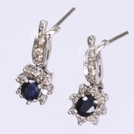 1 Par örhängen med diamanter tot ca 0,22ct och troligen safirer höjd 18mm vitguld 18K Vikt: 3,8 g