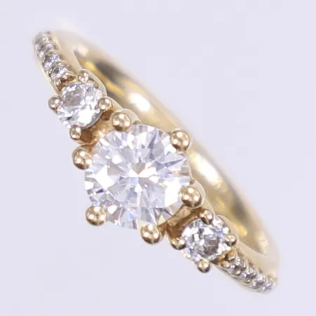 Ring med vita stenar stl:16, bredd 2-7mm, gravyr, 14K Bruttovikt: 3,1g Vikt: 3,1 g