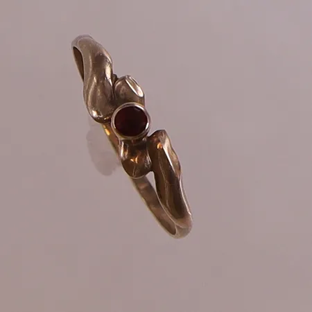 Ring med sten stl:17½, bredd 1,4-4,4mm, något skev, 14K. Vikt: 0,7 g