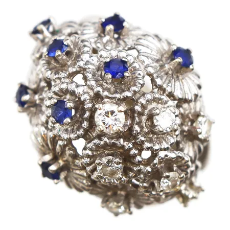 Ring med diamater 7 x ca. 0,05ct samt 8st safirer, Stl:16¼, bredd: 2,6-19,4mm, vitguld, 14K Vikt: 9,2 g