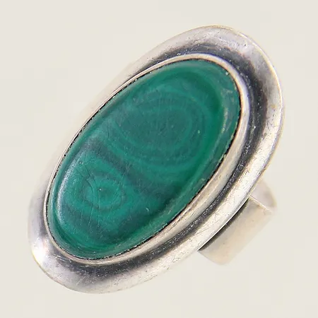 Ring med malakit stl:18 bredd 6,4-27mm repig silver 835/1000 Vikt: 6,7 g
