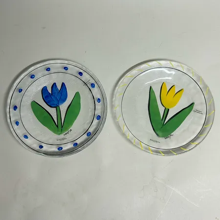 2 Glasfat Tulpan av Ulrica Hydman Vallien för Kosta Boda Ø19cm etikettmärkt Kosta Boda & tål ej maskindisk  Skickas med paket.