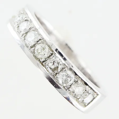 Ring diamanter 10xca0,05ct stl:16¾, bredd 4,5mm, vitguld, 18K Vikt: 6,6 g