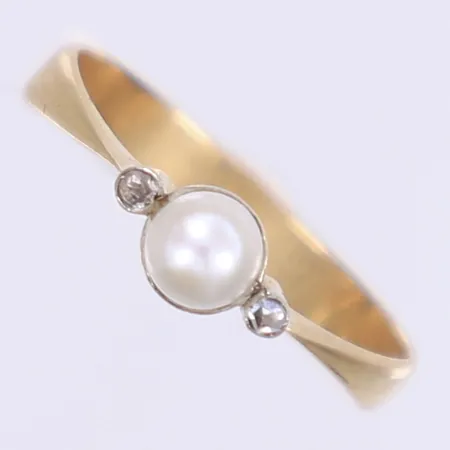 Ring med vita stenar och pärla stl:17¼, bredd 3-5mm, 18K Bruttovikt: 2,0g Vikt: 2 g