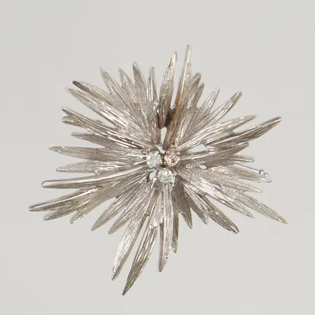 Brosch, 45mm vitguld med stenar, en skadad, 18K 15,4g.