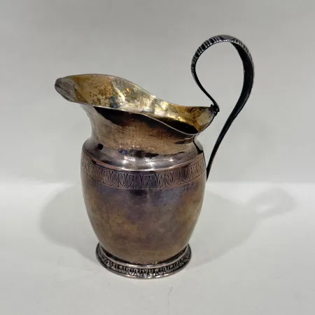 Gräddsnipa höjd 8cm gravyr samt bucklig silver 830/1000 Vikt: 89,8 g