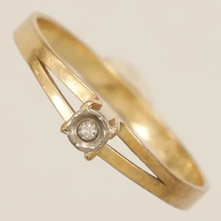 Ring med diamant 1x0,01ct stl:17¾, bredd 2,2mm fattning i vitguld GFAB 18K Vikt: 1,4 g