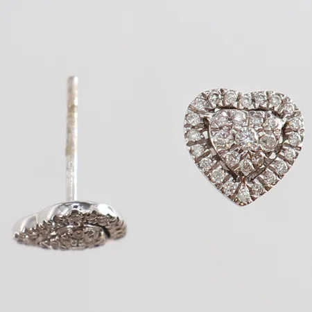 Ett par örhängen hjärtana med diamanter 2 x 0,02ct 4 x 0,01ct 54 x 0,0075ct totalt ca 0,50ctv saknar snurrebussar GHA vitguld 18K. Vikt: 1,5 g