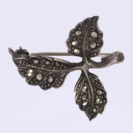 Brosch lövformad med markasiter längd 28mm 1940-tal silver 830/1000 Vikt: 4,2 g