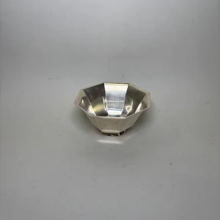 Skål på fot höjd 5,5cm bredd 10cm, oktagonal form, gravyr, Guldsmedsaktiebolaget år 1966, 830/1000 silver,  Vikt: 71,7 g