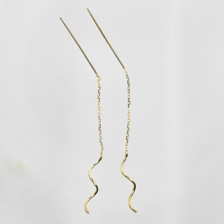 Örhängen total längd 76 mm bredd 1 mm, 18K. Vikt: 0,7 g