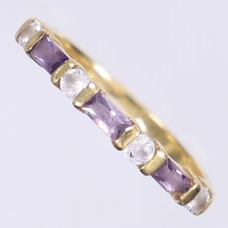 Ring med vita och lila stenar stl:16¾ bredd 2mm slitage 18K Bruttovikt: 2,1g Vikt: 2,1 g