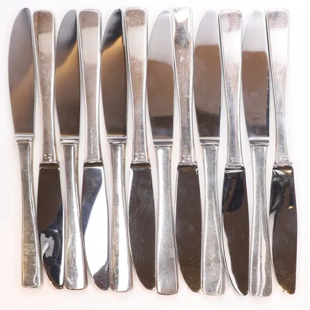 12 Knivar, längd 20,5cm, bredd 10-20mm, blad i rostfritt stål, handtag i silver, 830/1000 silver Vikt: 770,2 g