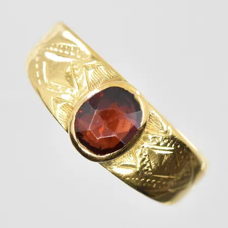 Ring med röd sten stl:16 bredd 3-6 mm, ostämplad, 18K. Vikt: 2 g