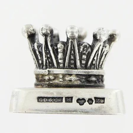 Miniatyrprydnad kungakrona på fot höjd 16mm, bredd 18x15mm, Guldvaruaktiebolaget G. Dahlgren & Co Ab Malmö 1974, silver 830/1000 Vikt: 10,1 g