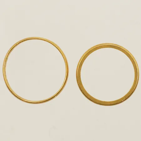 Två ringar stl:17¾-19¾ bredd 2,5-4,0mm gravyr 23K Vikt: 7,9 g