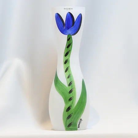 Vas Ulrica Hydman-Vallien för Kosta Boda, glas, höjd 26 cm, handmålad Skickas med paket.