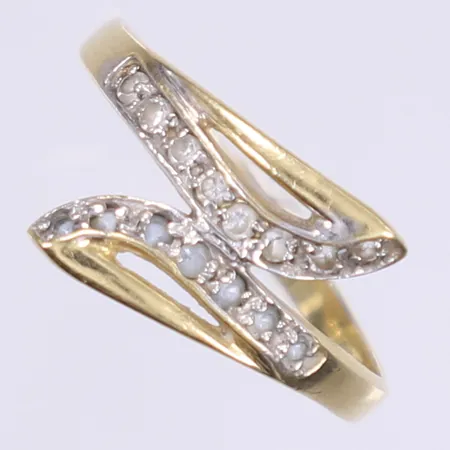 Ring vita stenar stl:18 bredd 2-15mm något ojämn i formen 14K Vikt: 2,1 g