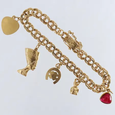Armband Bismarck med fem berlocker längd ca 19,5cm bredd 6,5mm säkerhetskedja 18K.  Vikt: 18,5 g
