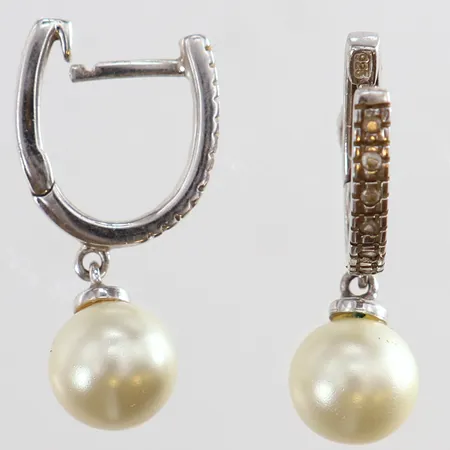 Ett par örhängen med imitationspärlor och vita stenar 9x25mm Silver 925/1000. Vikt: 4 g