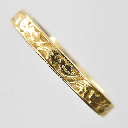 Ring med graverat mönster stl:19½ bredd 3 mm, gravyr, 18K. Vikt: 3,6 g