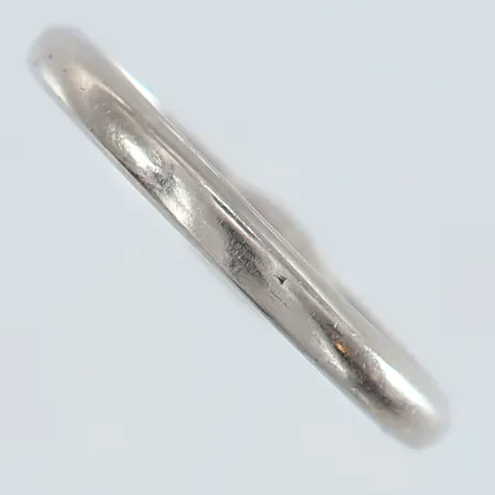 Ring slät stl:16¾ bredd 2,4mm gravyr vitguld 18K. Vikt: 2,7 g