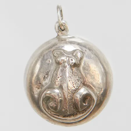 Hänge signerat Olle Ohlsson, flodhäst, längd inkl ögla 2,5cm, bredd 19mm, mindre bucklor, silver 830/1000 Vikt: 5,2 g