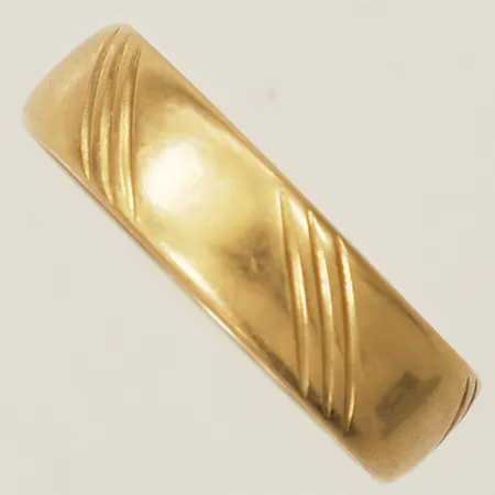 Ring stl:18¼ bredd 5,7mm gravyr 18K Vikt: 7 g
