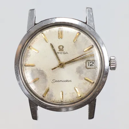 Herrur Omega Seamaster Ø33,5mm ref nr. 136.005 snr. 20638124 cal. 610 ca år 1963, manuell uppdragning (obs defekt krona sitter löst), fuktskadat verk och urtavla, går att dra upp och fungerar men med stort servicebehov, urtavla samt boett med hårt slitage, endast boett Vikt: 0 g