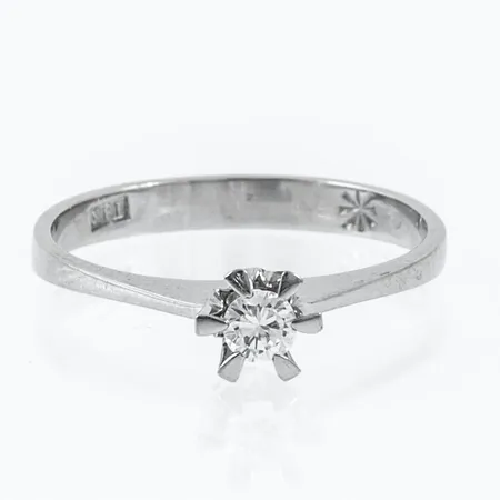 Stjärnringen Galaxia med en briljantslipad diamant 0,13ct Tw(F-G/Luppren-vvs) stl:16½ bredd 2,4-4,7mm, vitguld 18K 1,9g.