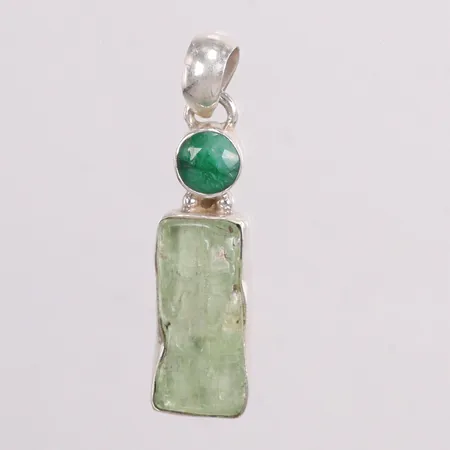 Hänge längd 3,8cm bredd 10mm gröna stenar silver 925/1000 Vikt: 4,8 g