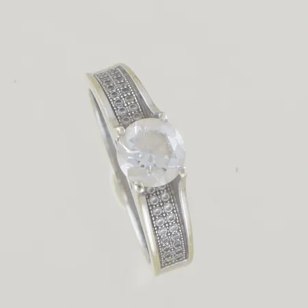 Ring med stenar stl:18 bredd 5 mm, 18K Vikt: 4,3 g