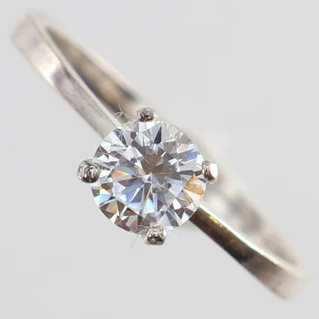 Ring med vit sten stl:19 bredd 2-6mm Silver 925/1000. Vikt: 1,8 g