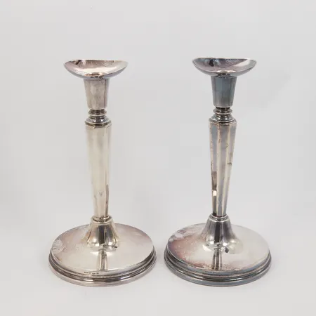 Ett par ljusstakar med fasetterad stomme och pärlstavsdekor, MGAB, Uppsala, 1964, höjd 19 cm, fylld botten, 830/1000 Silver, brutttovikt: 668,3gr Vikt: 668,3 g