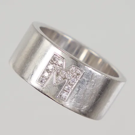 Ring stl:19½ bredd 10mm, diamanter ca 53 x 0,01ct, ca 20st indikerar på syntetiska, gravyr, vitguld, 18K, Vikt: 20,3 g