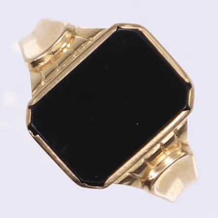 Ring s k klackring med svart onyx stl:22 bredd 3-15mm K&EC Göteborg 1948 bruksslitage 18K bruttovikt 5,7g Vikt: 0 g