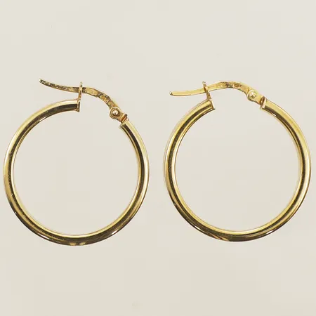 Ett par örhängen längd 27,1mm bredd 4,1mm 14K Vikt: 2,5 g