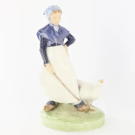 Figurin Royal Copenhagen, Kvinna med gås, modell nr:528, höjd 18 cm  Skickas med paket.