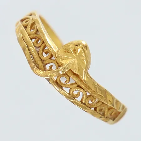 Ring med dekor stl:15¾ bredd 1,4-7mm skev/bucklig 22K.  Vikt: 1,8 g