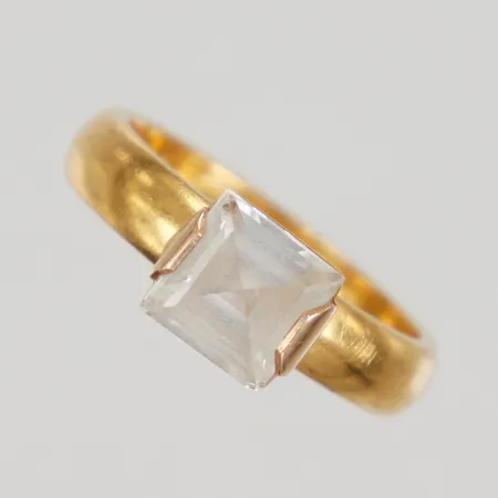 Ring med vit sten stl 17½, bredd 4-6,9mm, nagg på sten, gravyr, 23K Vikt: 7,9 g