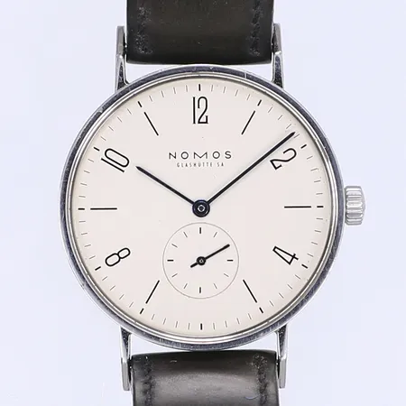 Herrur Nomos Tangente Ø35mm, manuell, cal. Peseux 7001, serienummer 23774, 2000-tal, bruksslitage, slitet läderband original, med sliten box, cert ej ifyllt såld av Lufthansa